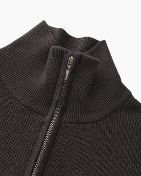 Raffinierter Strickpullover mit halbem Reißverschluss