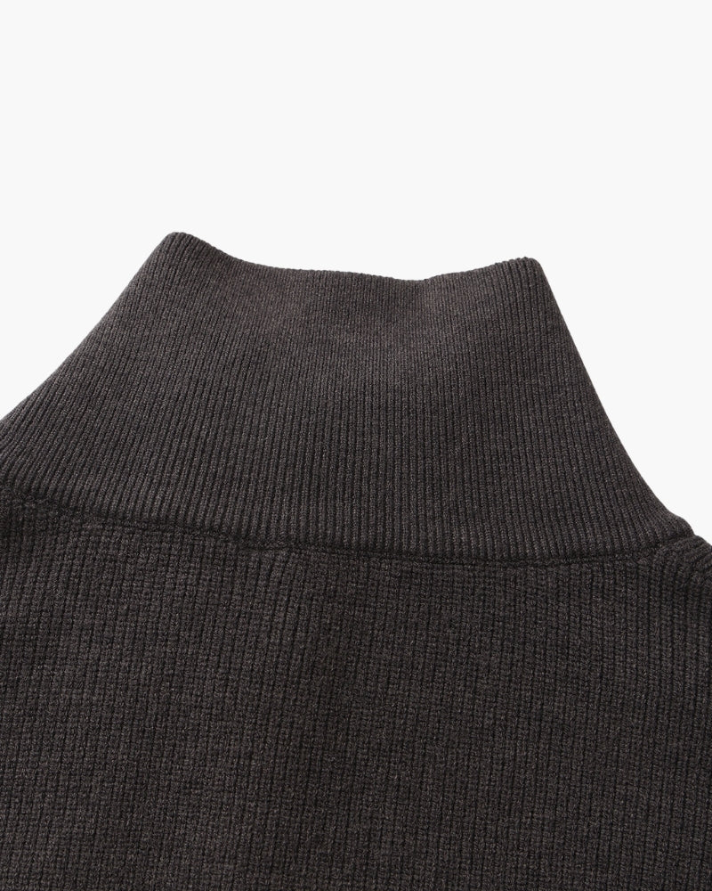 Raffinierter Strickpullover mit halbem Reißverschluss
