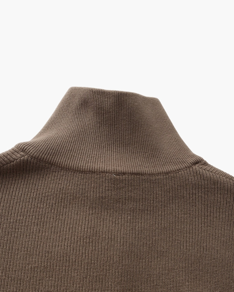 Raffinierter Strickpullover mit halbem Reißverschluss