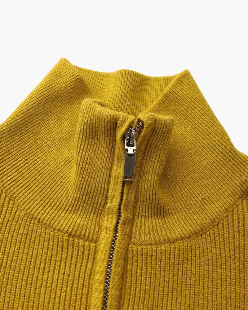 Raffinierter Strickpullover mit halbem Reißverschluss
