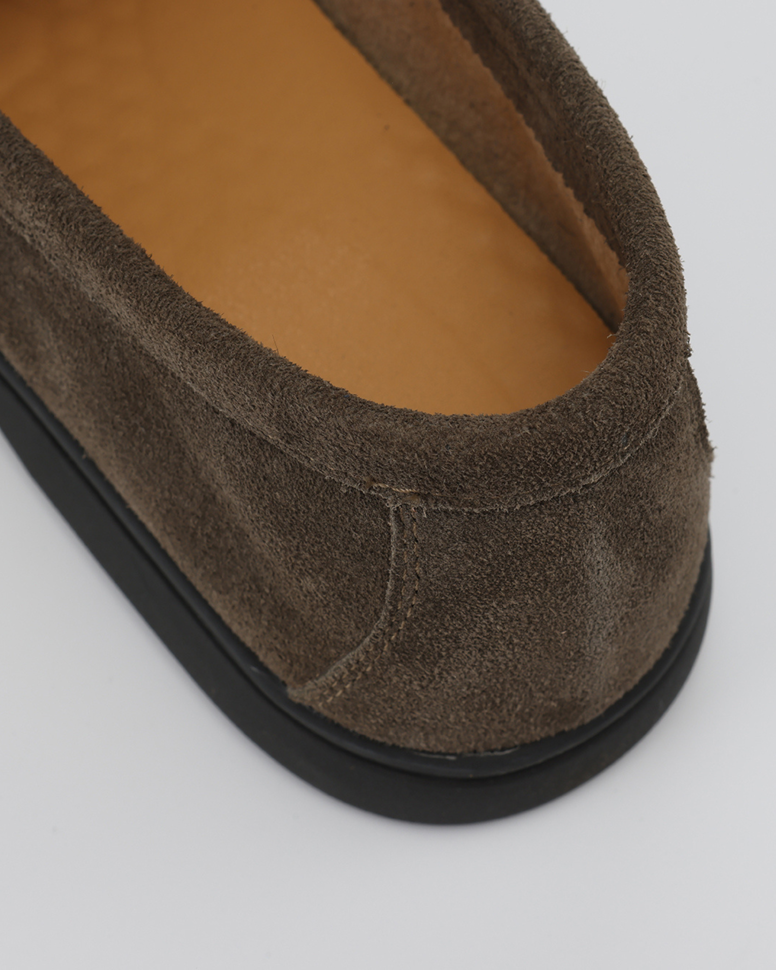 Premium-Wildlederslipper – Schwarze Sohlen